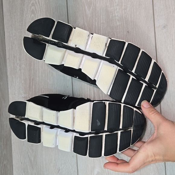 On Running Cloud Women Black& White Sneakers Atjletic Running Sz 8.5 - Picture 11 of 11